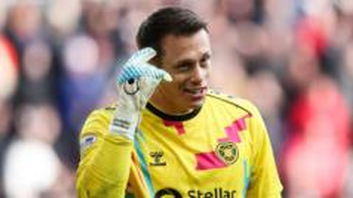 Hearts sign goalkeeper Reus as Schwolow departs