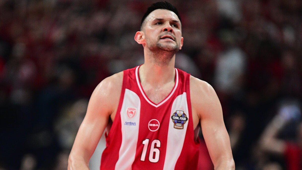 Olympiacos extends captain Kostas Papanikolaou through 2028