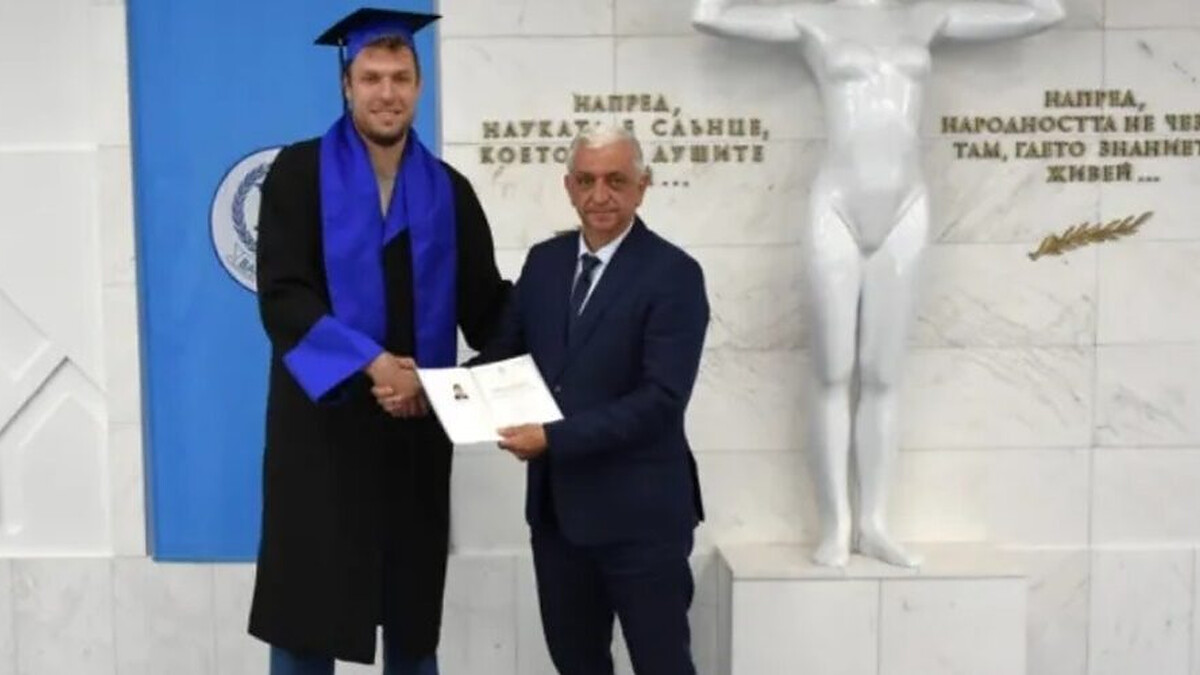 Sasha Vezenkov earns master’s degree to pursue future coaching career