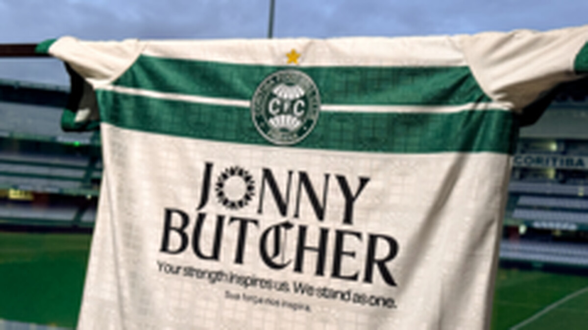 Brazilian top-flight club wear name of English fan with MND on shirts