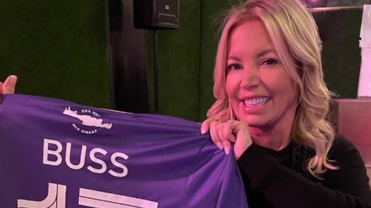 Jeanie Buss loses Lakers governorship role following historic sale