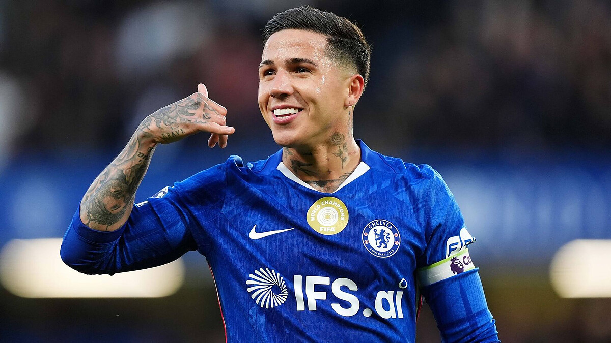 Man City miss Chelsea's deadline to bid for Fernandez