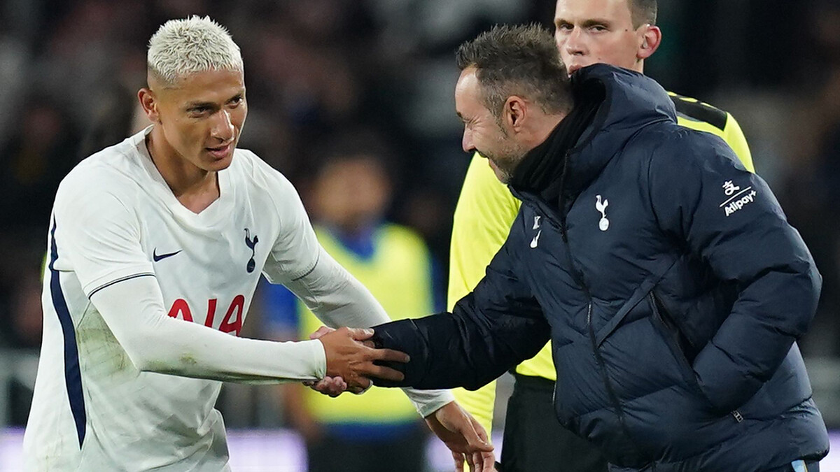 Richarlison scores late winner as 10-man Spurs beat Chelsea