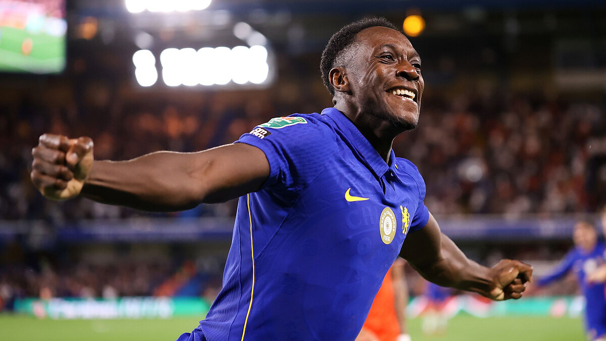 Welbeck off the mark for Chelsea in win over Wilshere's Luton