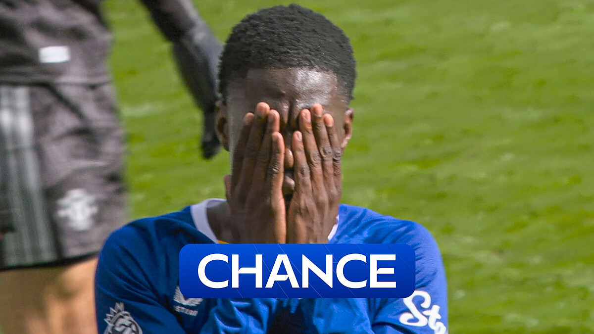 Big chance for Everton! Barry heads over before HT