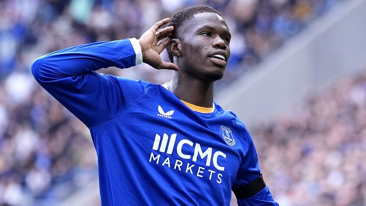 Everton beat 10-man Ipswich despite VAR interference to deny Barry