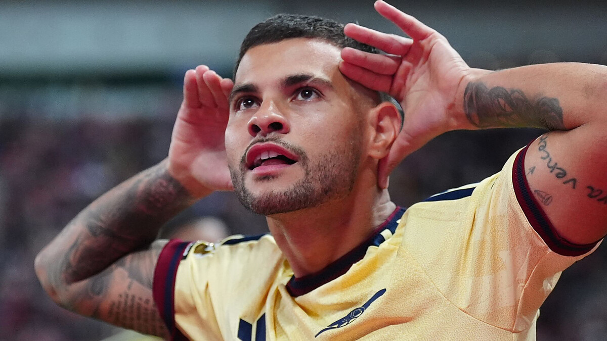 Guimaraes haunts Sunderland as Arsenal continue winning start