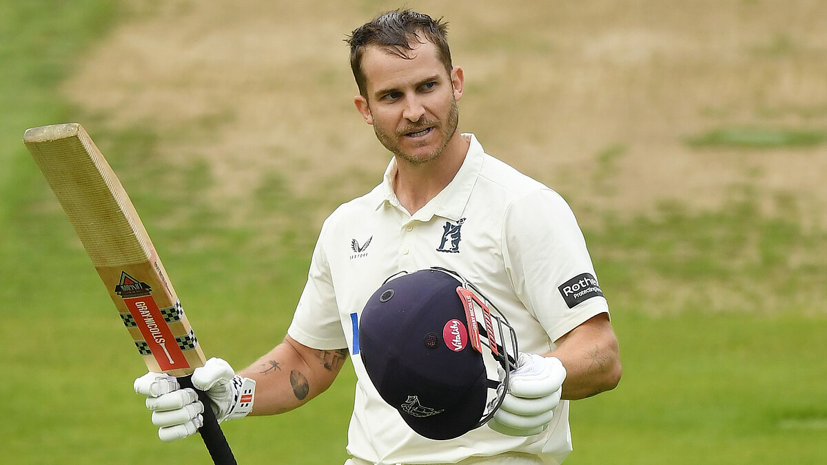Hain leads Warwickshire's bid for title-clinching win over Leicestershire
