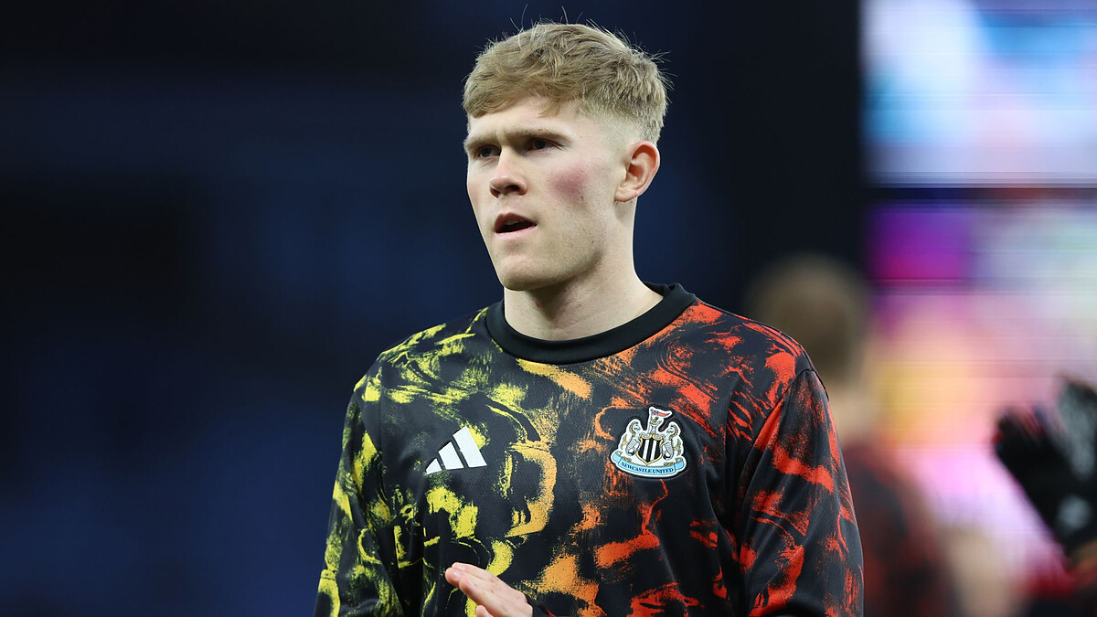 Hall signs new deal at Newcastle after Man Utd interest