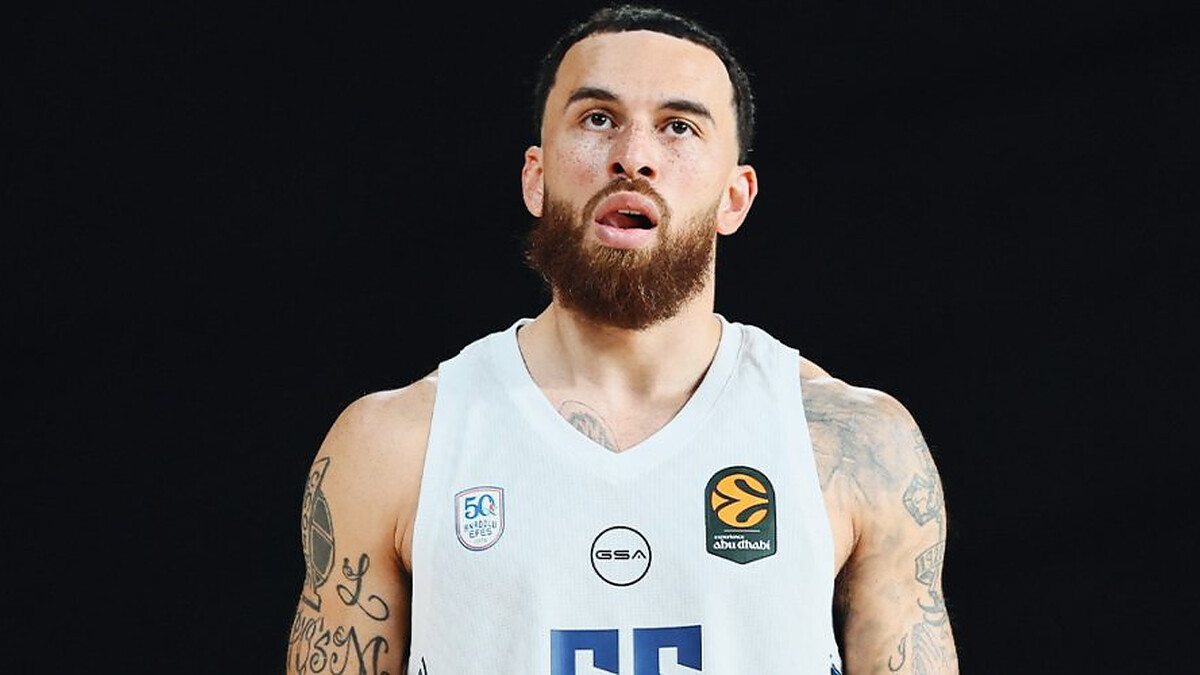 Mike James makes his Anadolu Efes debut with a win