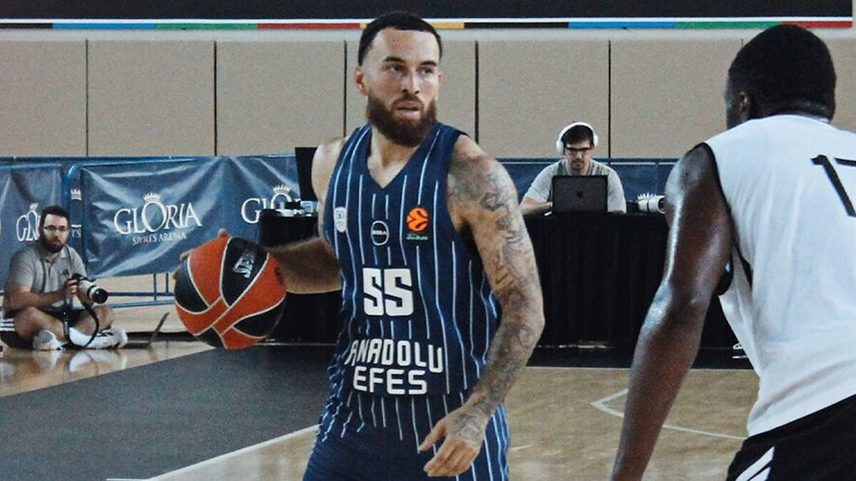Mike James scored 27 points as Anadolu Efes won the VTB SuperCup