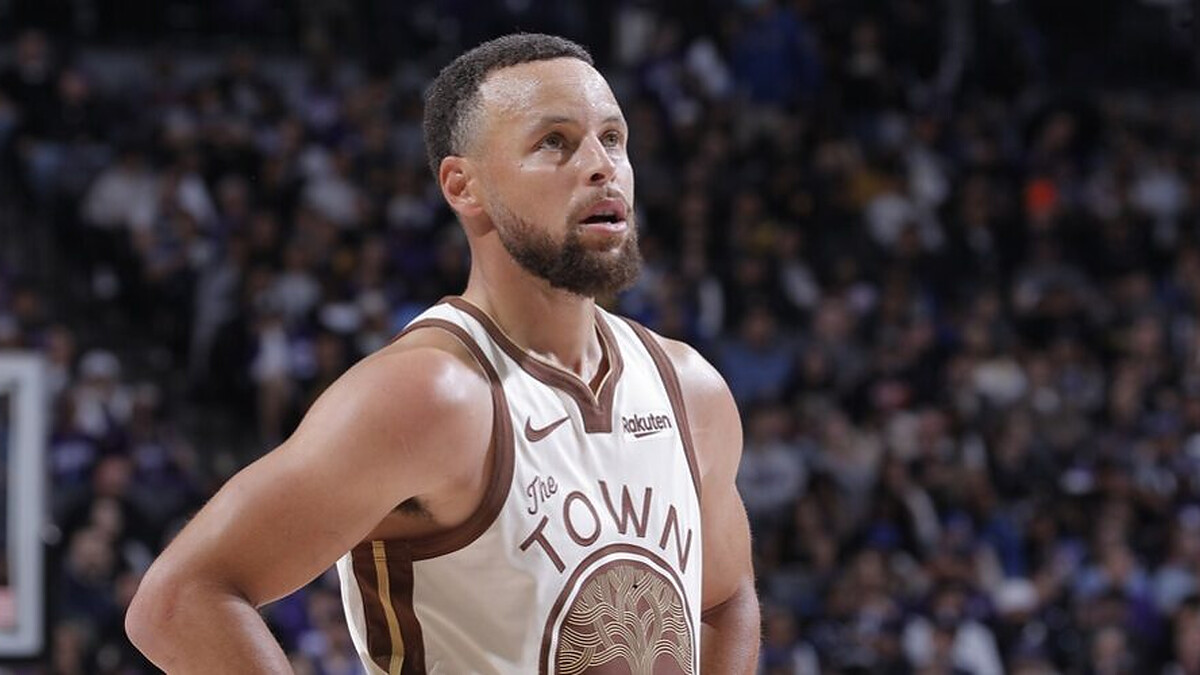 Stephen Curry locks in contract extension with the Warriors