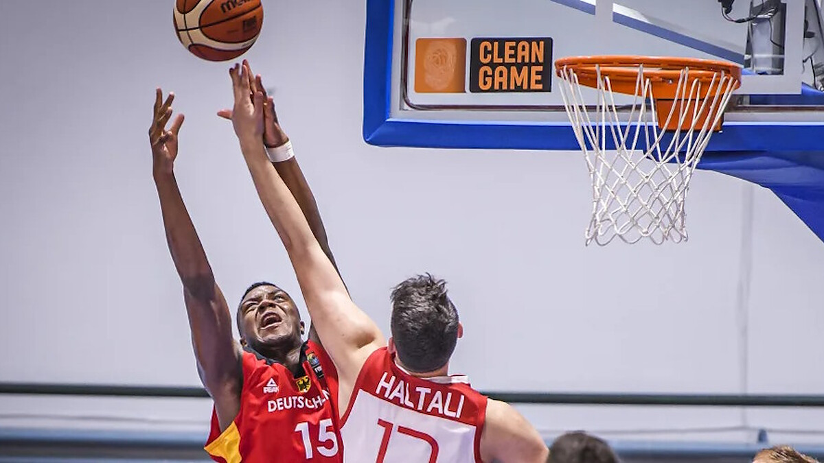 Ariel Hukporti reunites with former FIBA rival Adem Bona at Philadelphia