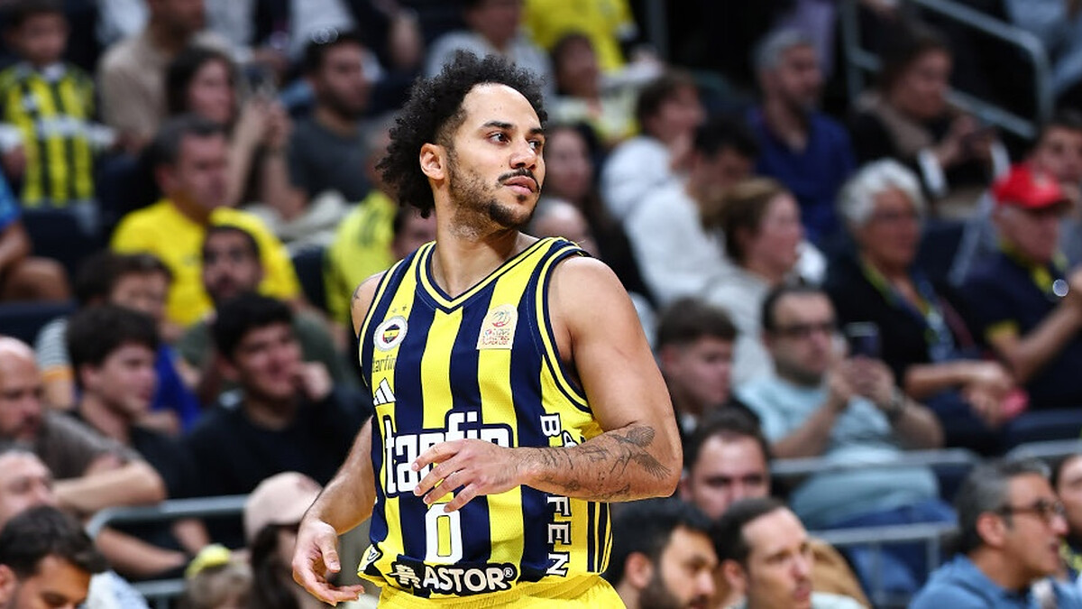 Fenerbahce scores 100 points and secures an easy victory