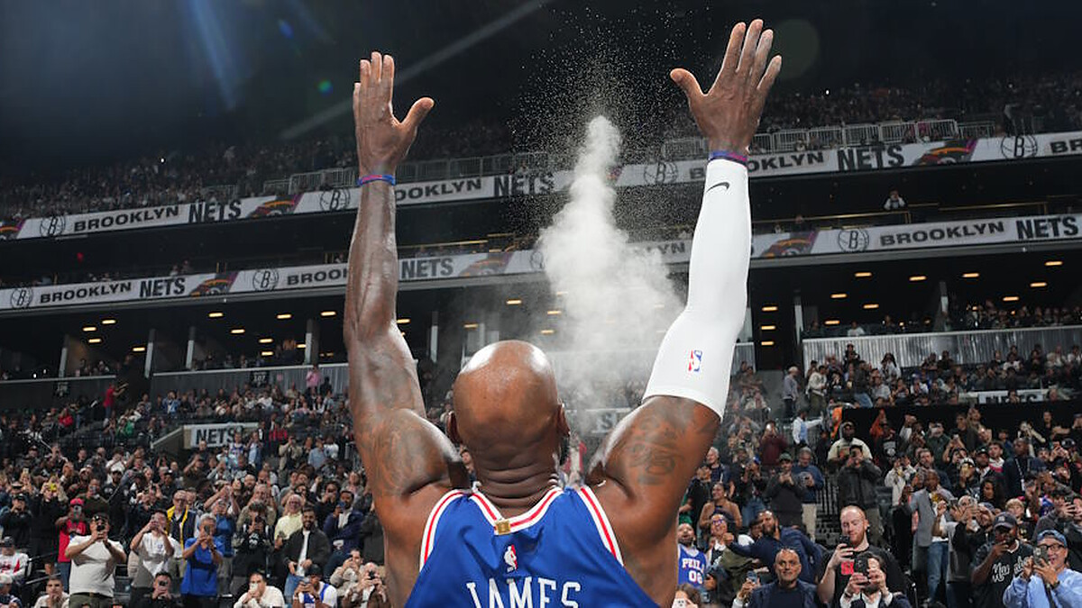 LeBron James debuts in Philadelphia 76ers uniform: “A little different”
