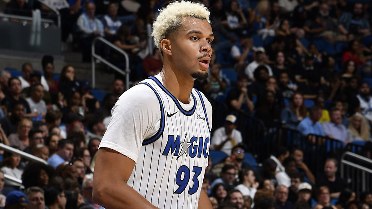 Noah Penda dunk sparks viral laughs: “Happened to me before”